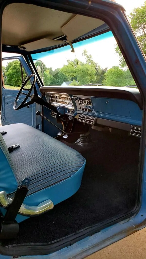 1967 f-s250 with original ford tooling dash pad